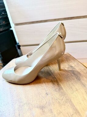 Michael Kors pumps nude